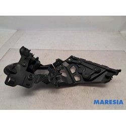 Renault - Clio - Rear bumper bracket central