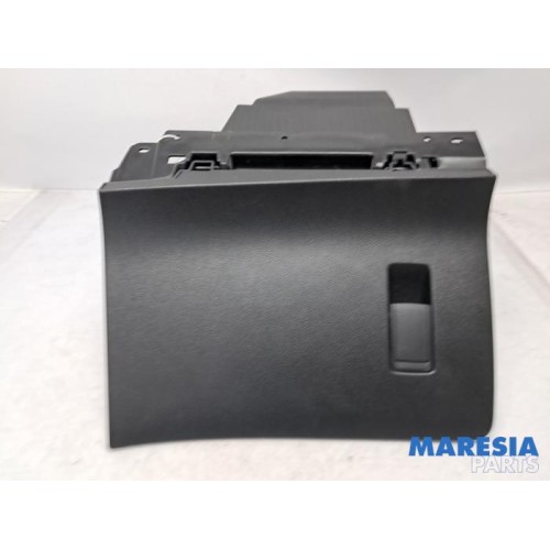 Peugeot - 208 - Glovebox