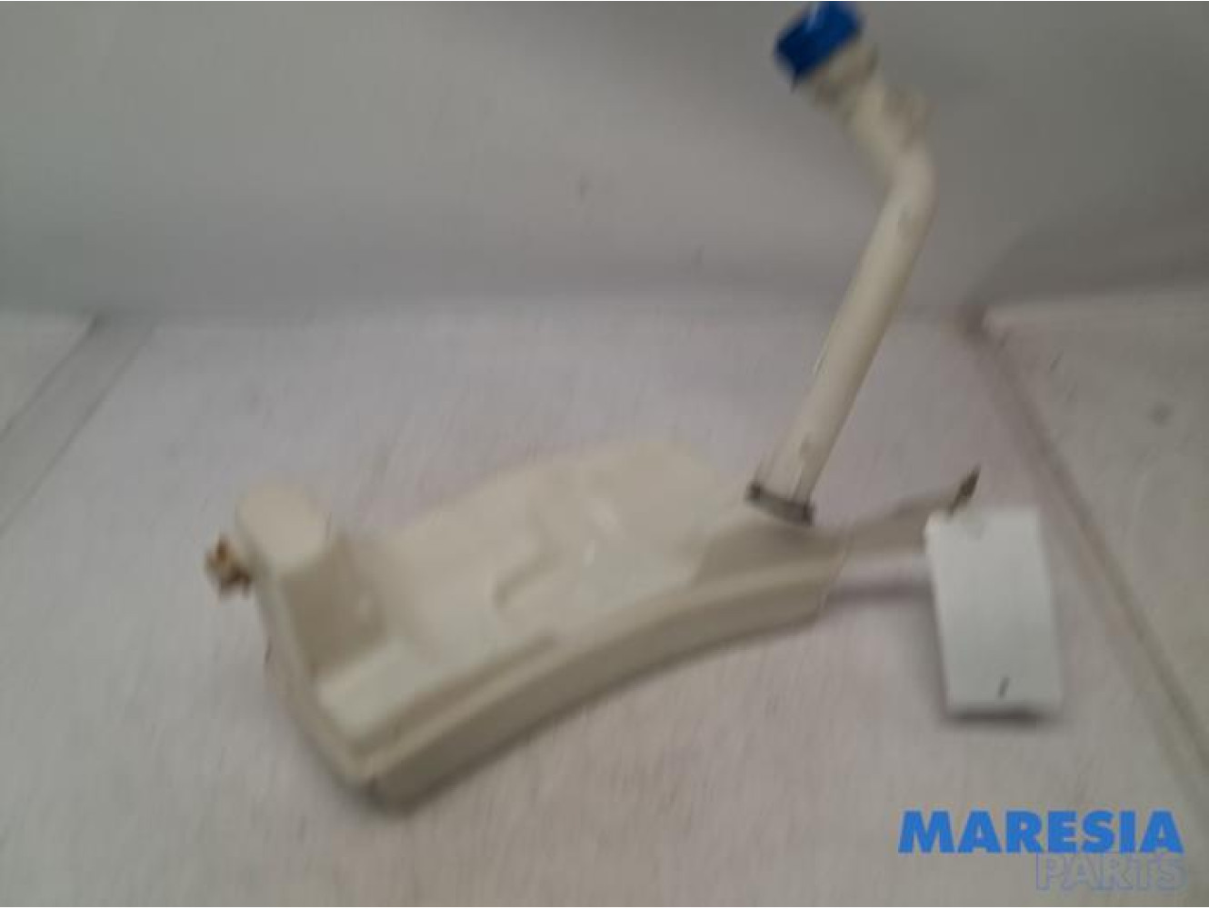 Renault - Clio - Front windscreen washer reservoir