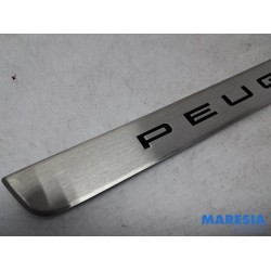 Peugeot - 208 - Marche-pied (list de couverture) droite
