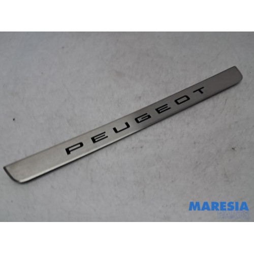 Peugeot - 208 - Door sill right