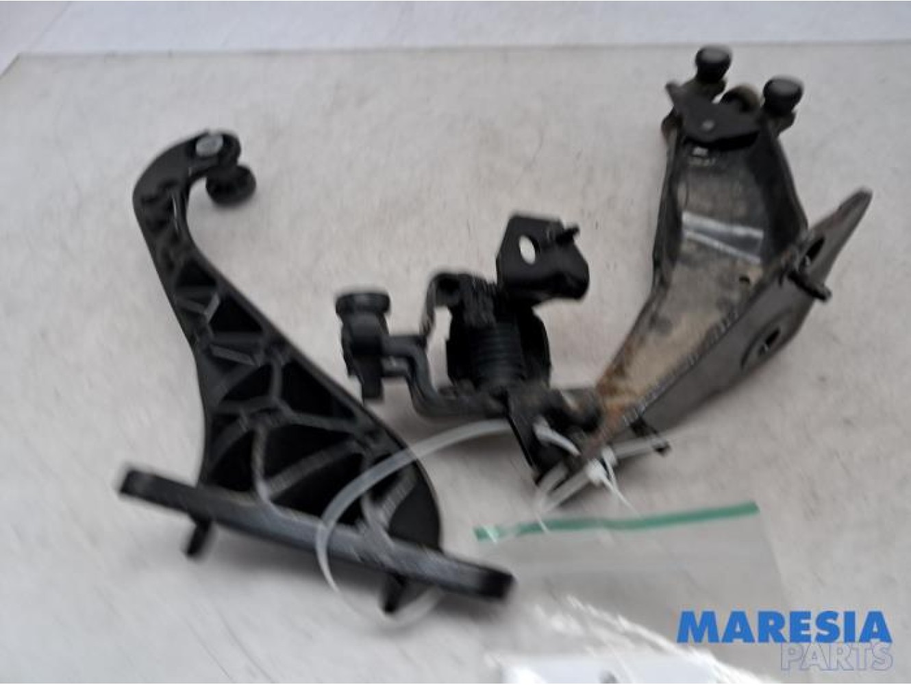 Peugeot - Partner - Sliding door roller, right