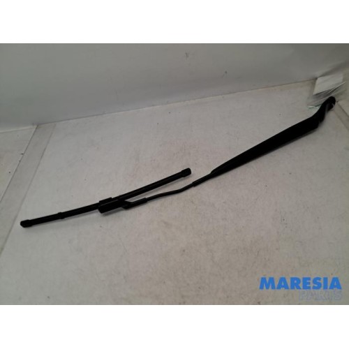 Peugeot - 208 - Front wiper arm