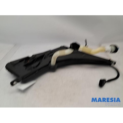 Alfa Romeo - Giulia - Front windscreen washer reservoir