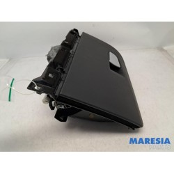 Alfa Romeo - Giulia - Glovebox
