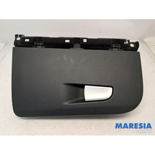 Alfa Romeo - Giulia - Glovebox