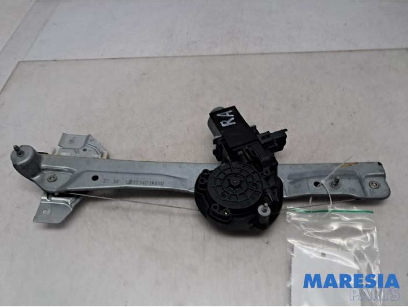Renault - Scenic - Rear door window mechanism 4-door, right