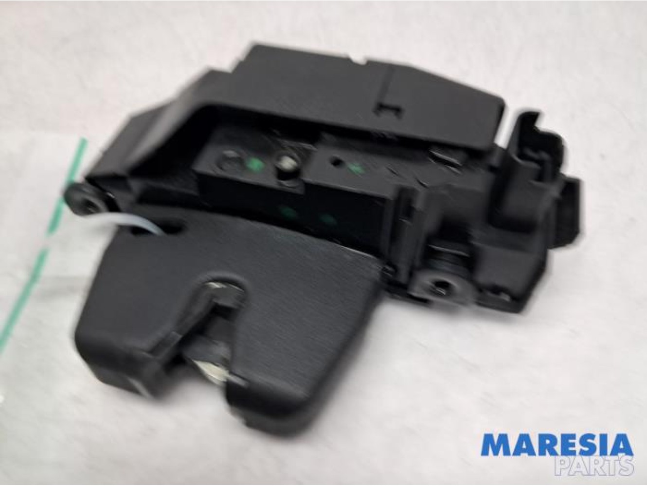 Peugeot - 308 - Tailgate lock mechanism