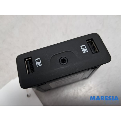 Renault - Talisman - AUX / USB connection
