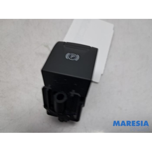 Renault - Megane - Parking brake switch