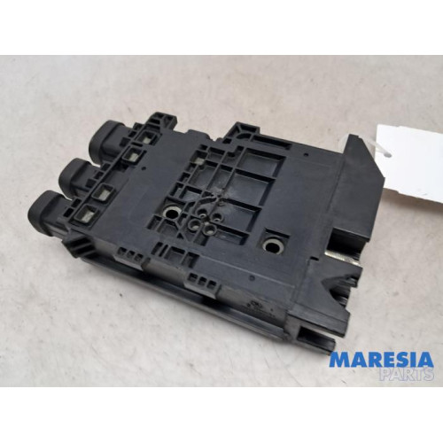 Renault - Megane - Voltage regulator