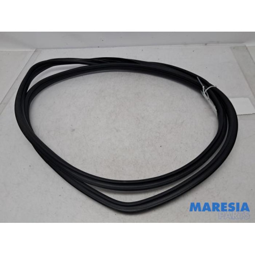 Alfa Romeo - Giulietta - Front door seal 4-door, right