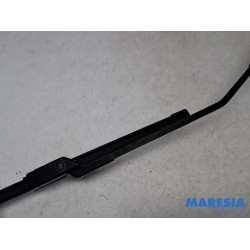 Alfa Romeo - Giulietta - Front wiper arm