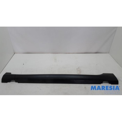 Peugeot - 2008 - Zijskirt links