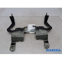 Renault - Clio - Bonnet Hinge