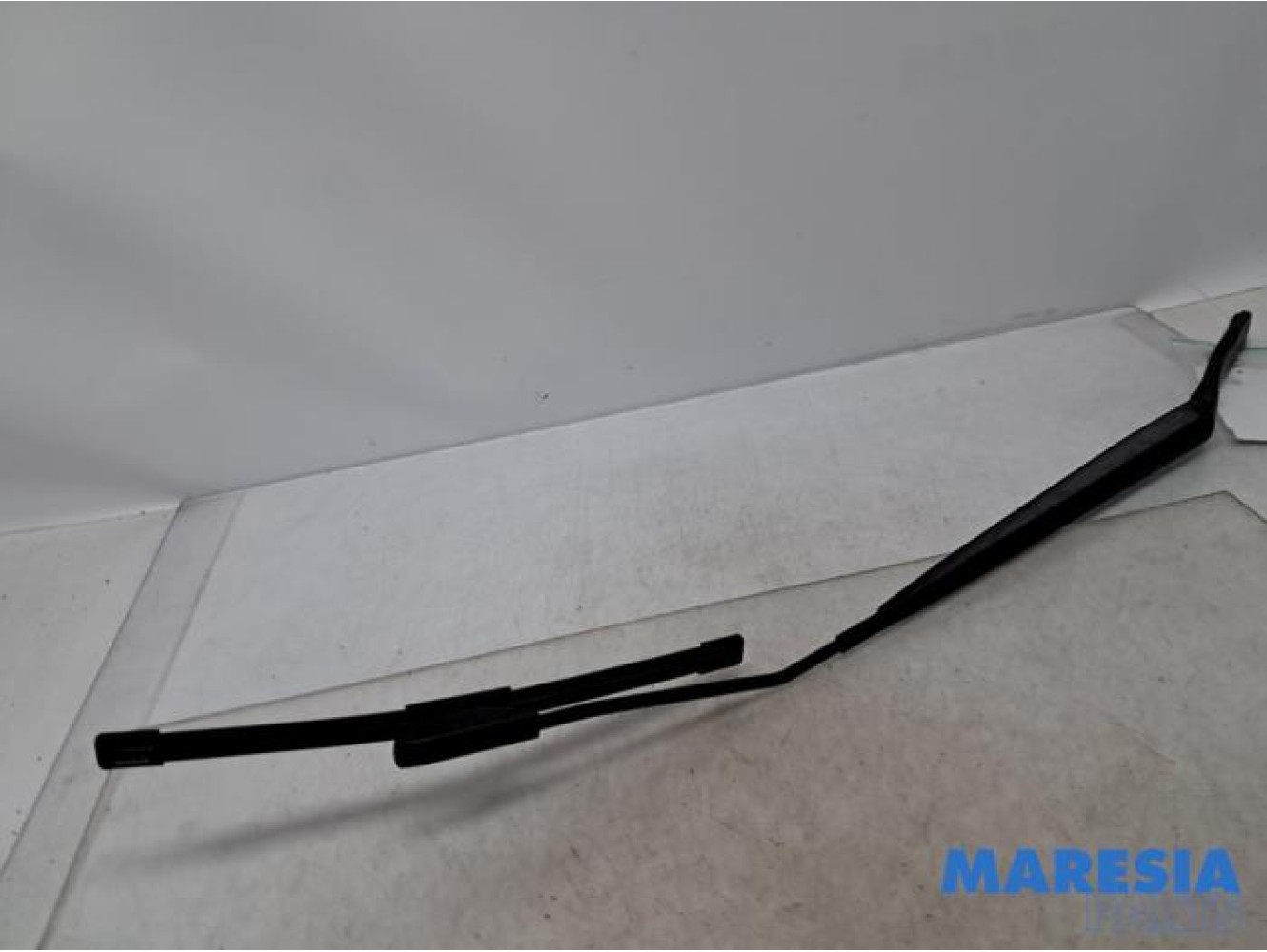 Renault - Clio - Front wiper arm