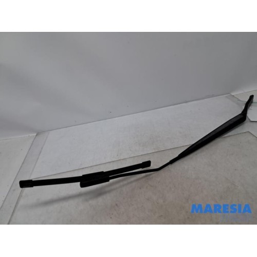 Renault - Clio - Front wiper arm