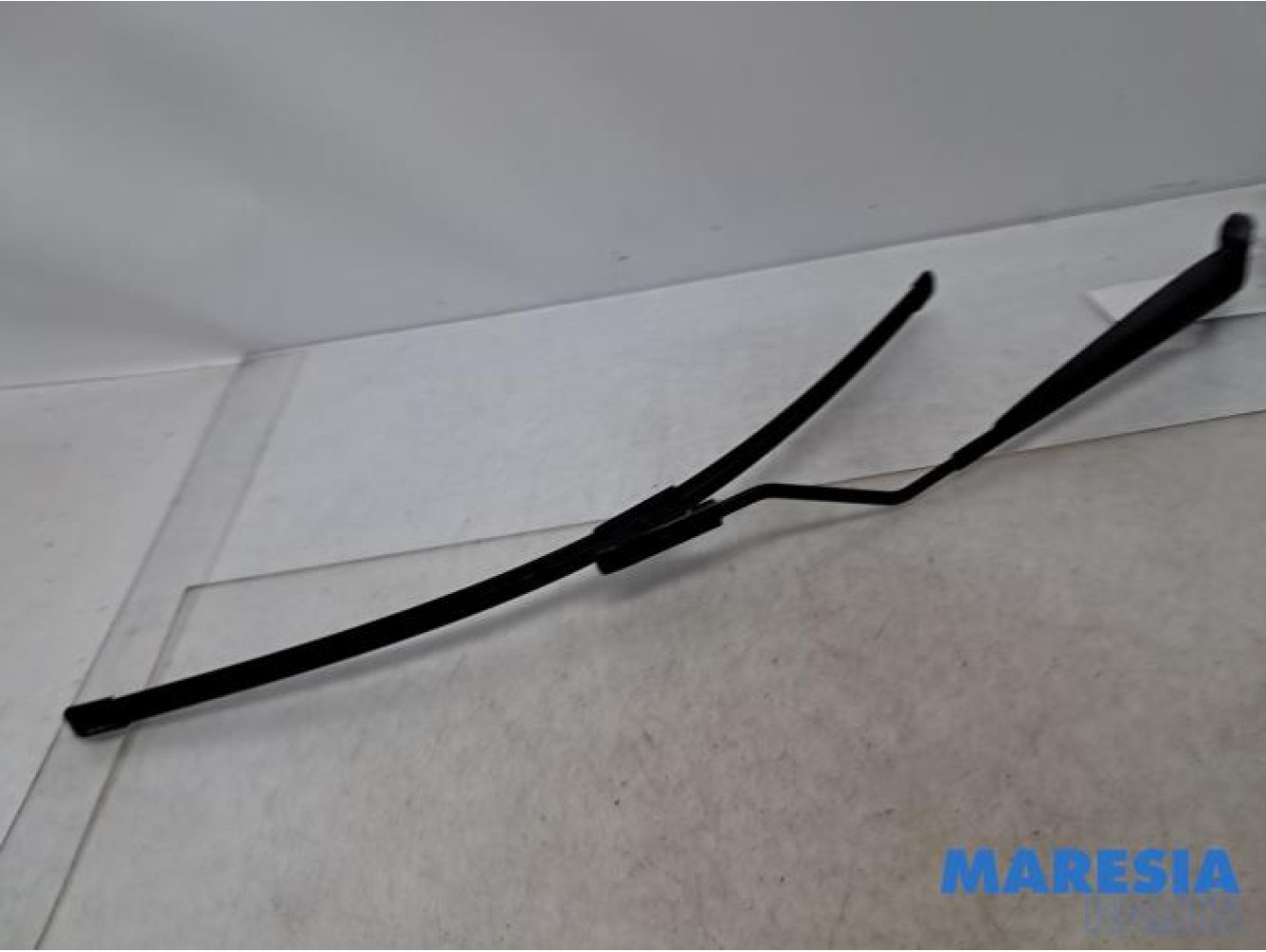 Renault - Clio - Front wiper arm