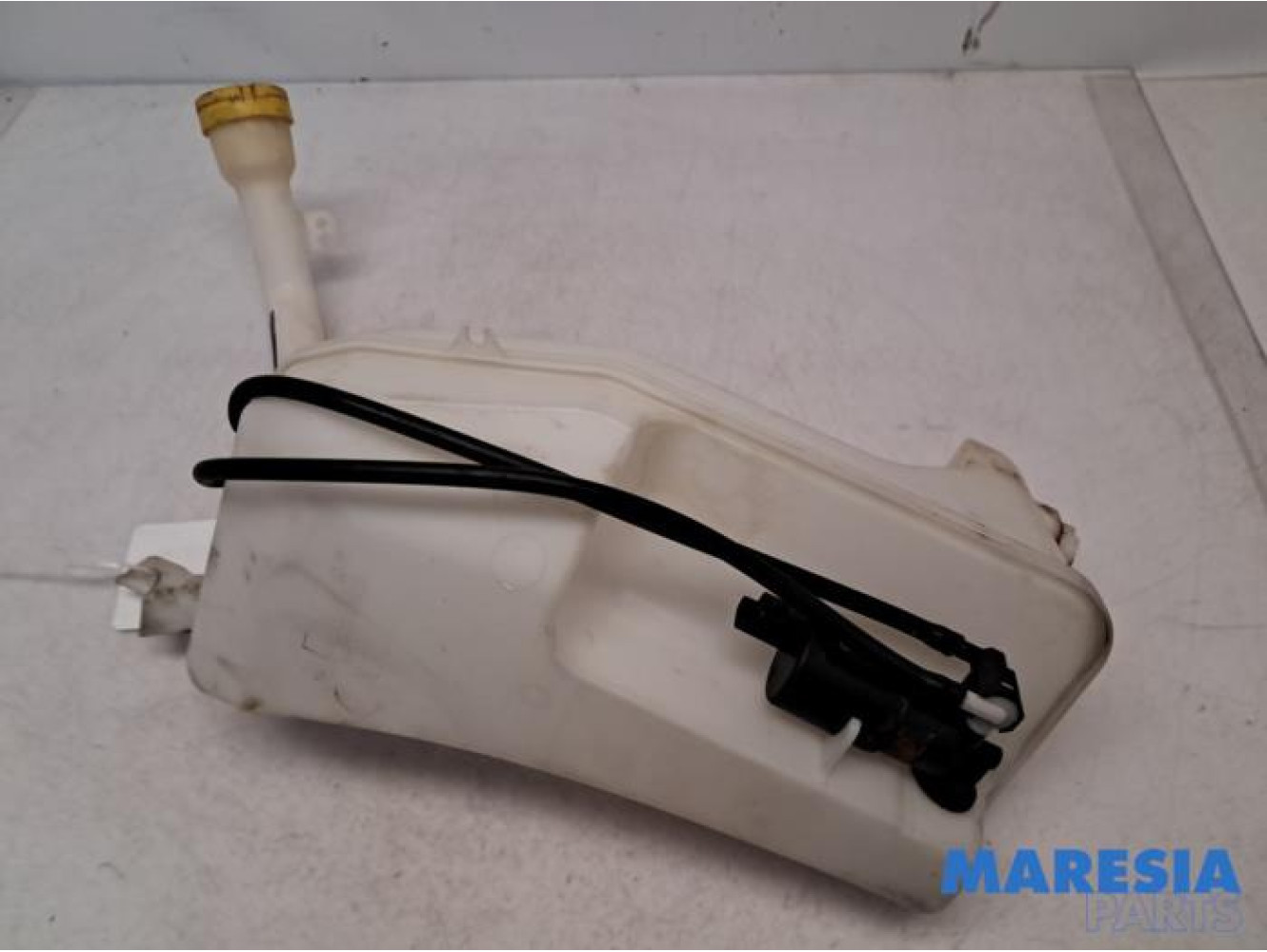 Renault - Clio - Front windscreen washer reservoir