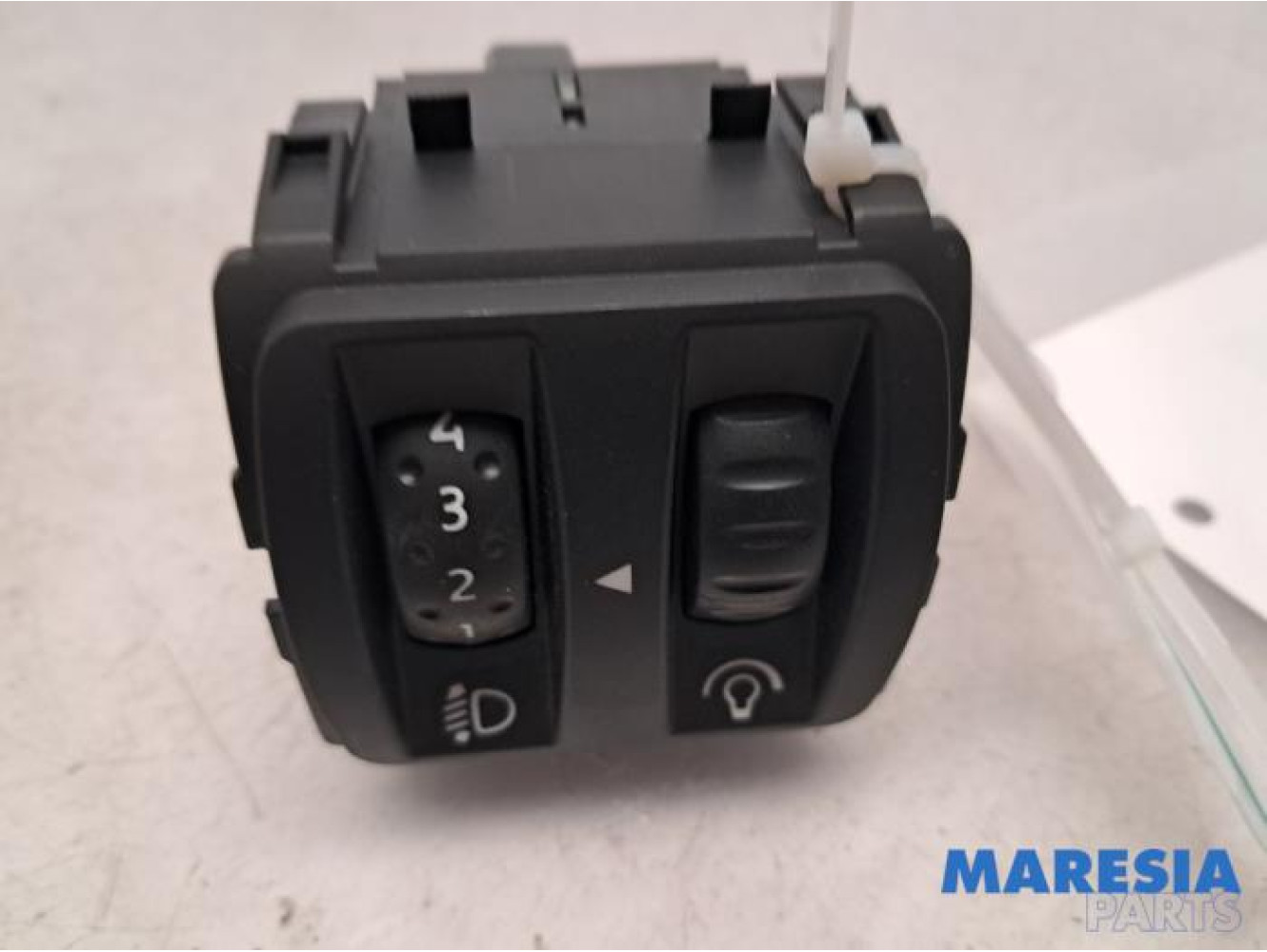 Renault - Clio - AIH headlight switch