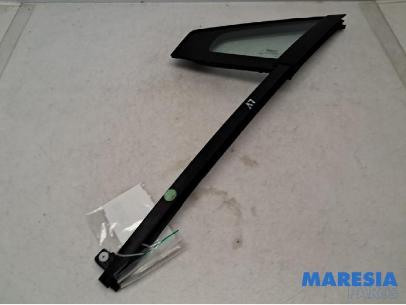 Renault - Clio - Quarter light, front left