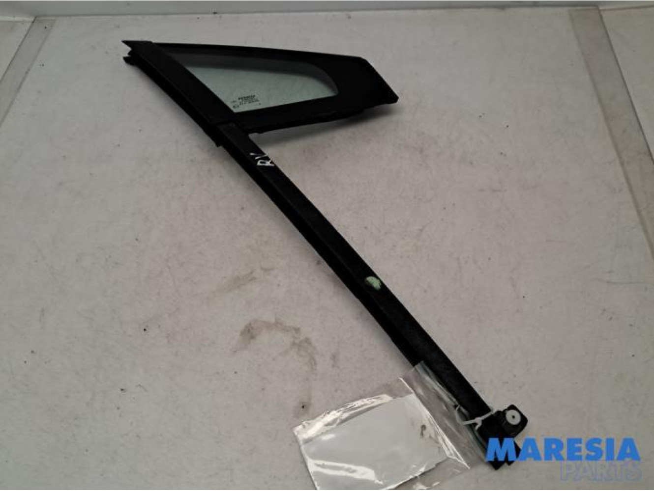 Renault - Clio - Quarter light, front right