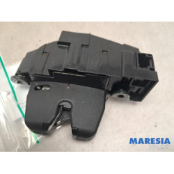 Peugeot - 207 - Tailgate lock mechanism