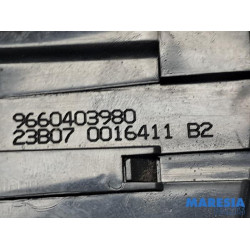 Peugeot - 207 - Tailgate lock mechanism