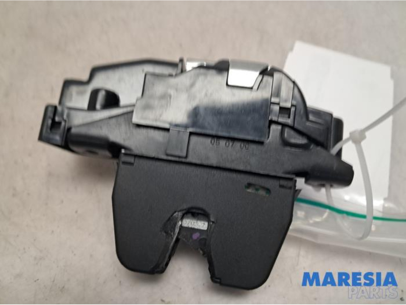 Peugeot - 207 - Tailgate lock mechanism