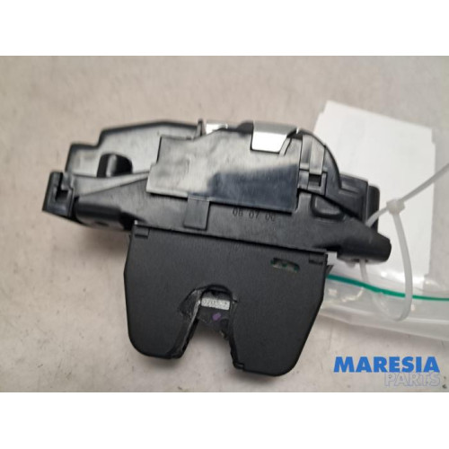 Peugeot - 207 - Tailgate lock mechanism