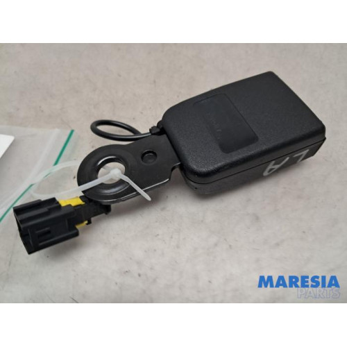 Peugeot - 207 - Insertion ceinture de sécurité arrière gauche