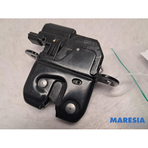 Renault - Clio - Tailgate lock mechanism