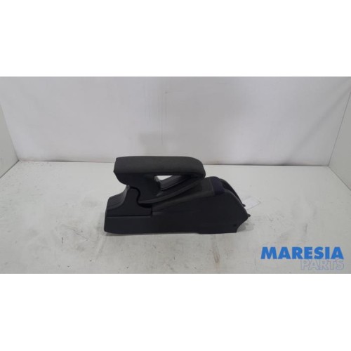 Citroen - C4 Cactus - Armrest