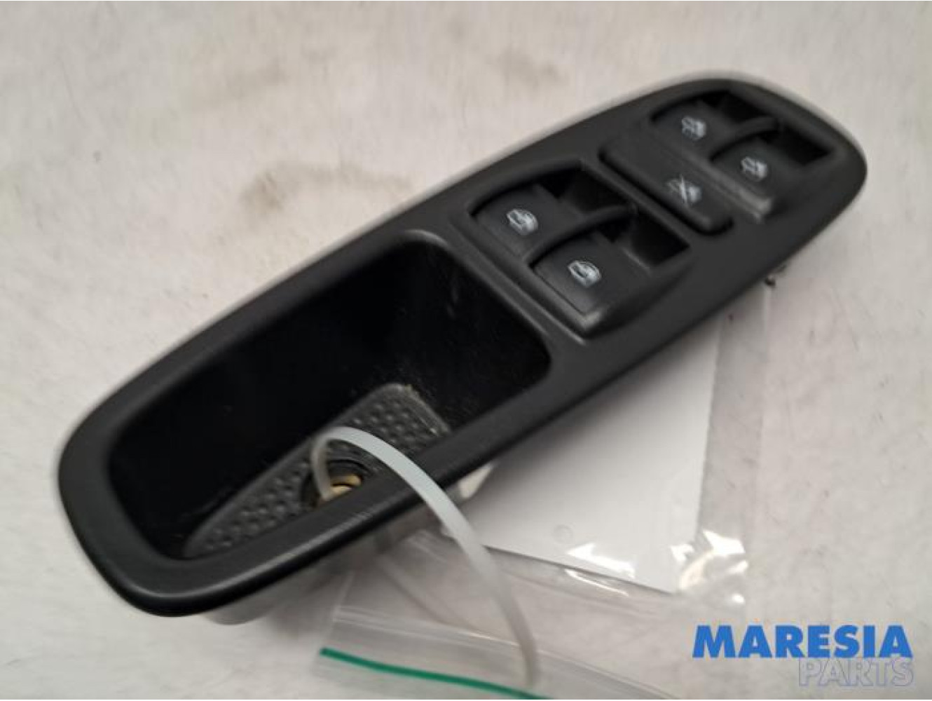 Fiat - 500L - Multi-functional window switch