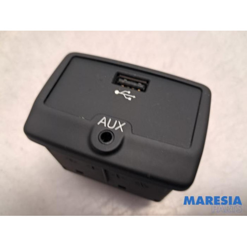 Fiat - 500L - AUX / USB connection