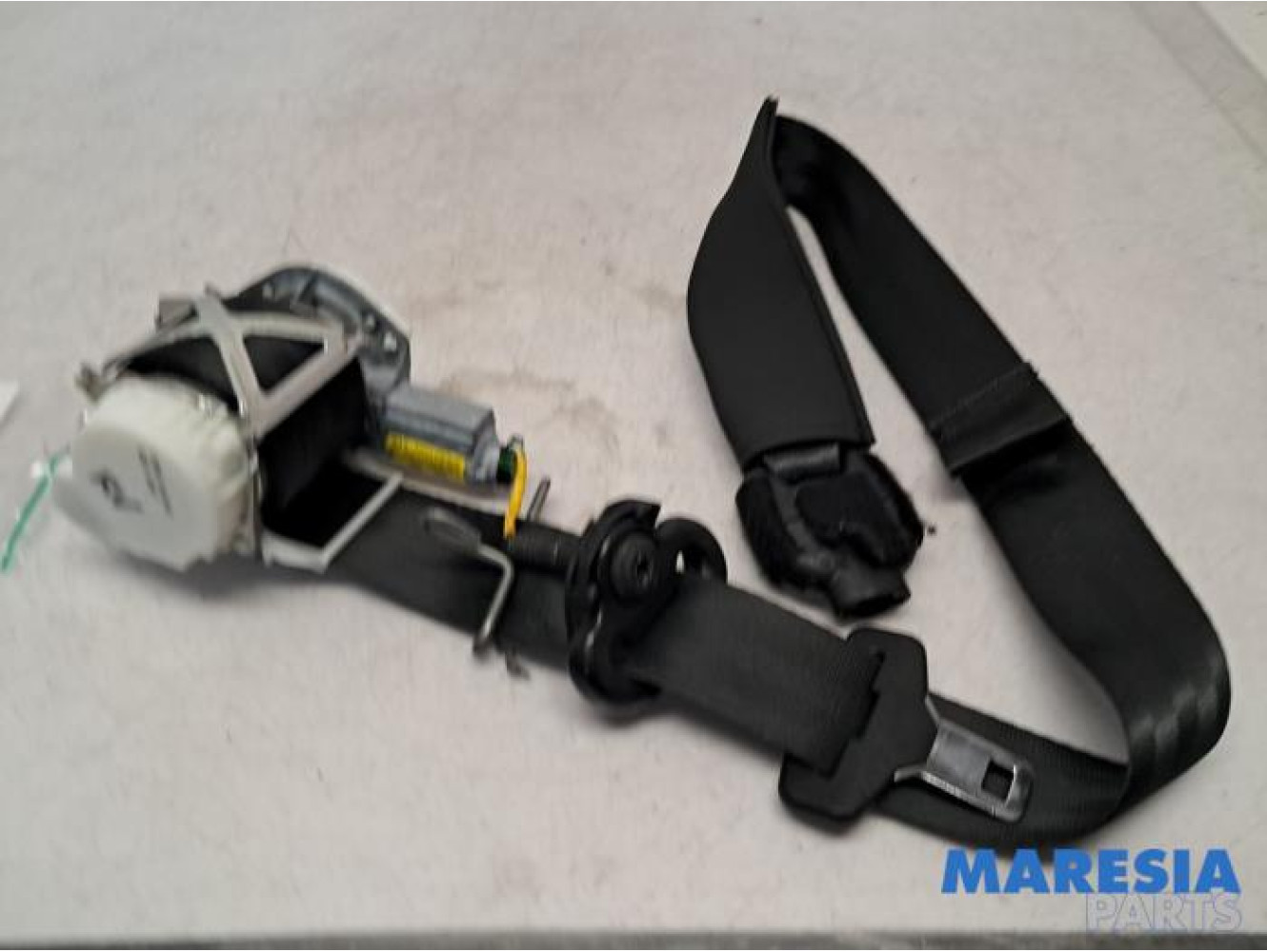 Fiat - 500L - Front seatbelt, right