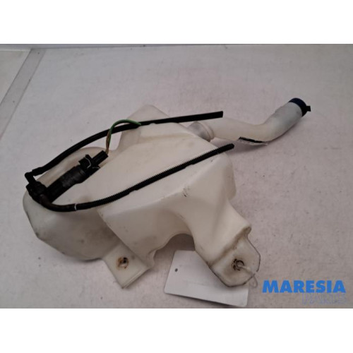 Fiat - 500L - Front windscreen washer reservoir