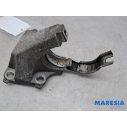 Renault - Trafic - Engine mount