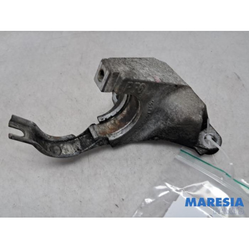 Renault - Trafic - Engine mount