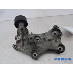 Renault - Trafic - Alternator upper bracket