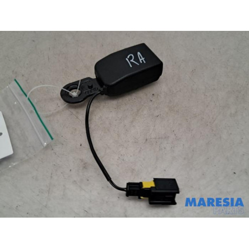 Peugeot - 207 - Insertion ceinture de sécurité arrière droite