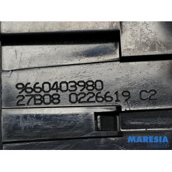 Peugeot - 207 - Tailgate lock mechanism