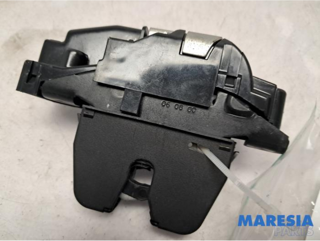 Peugeot - 207 - Tailgate lock mechanism
