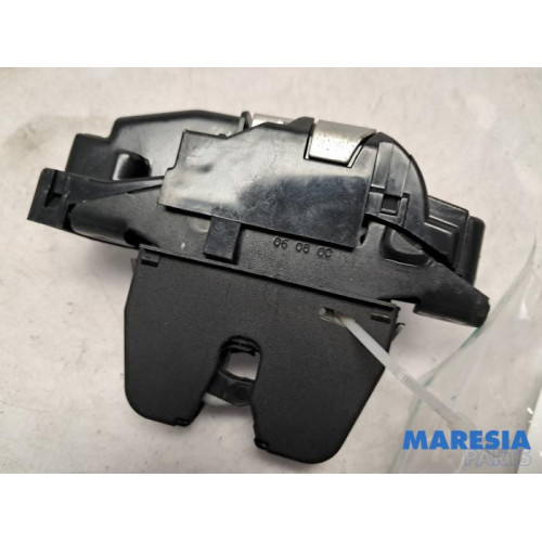 Peugeot - 207 - Tailgate lock mechanism