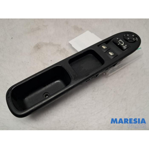 Peugeot - 207 - Multi-functional window switch