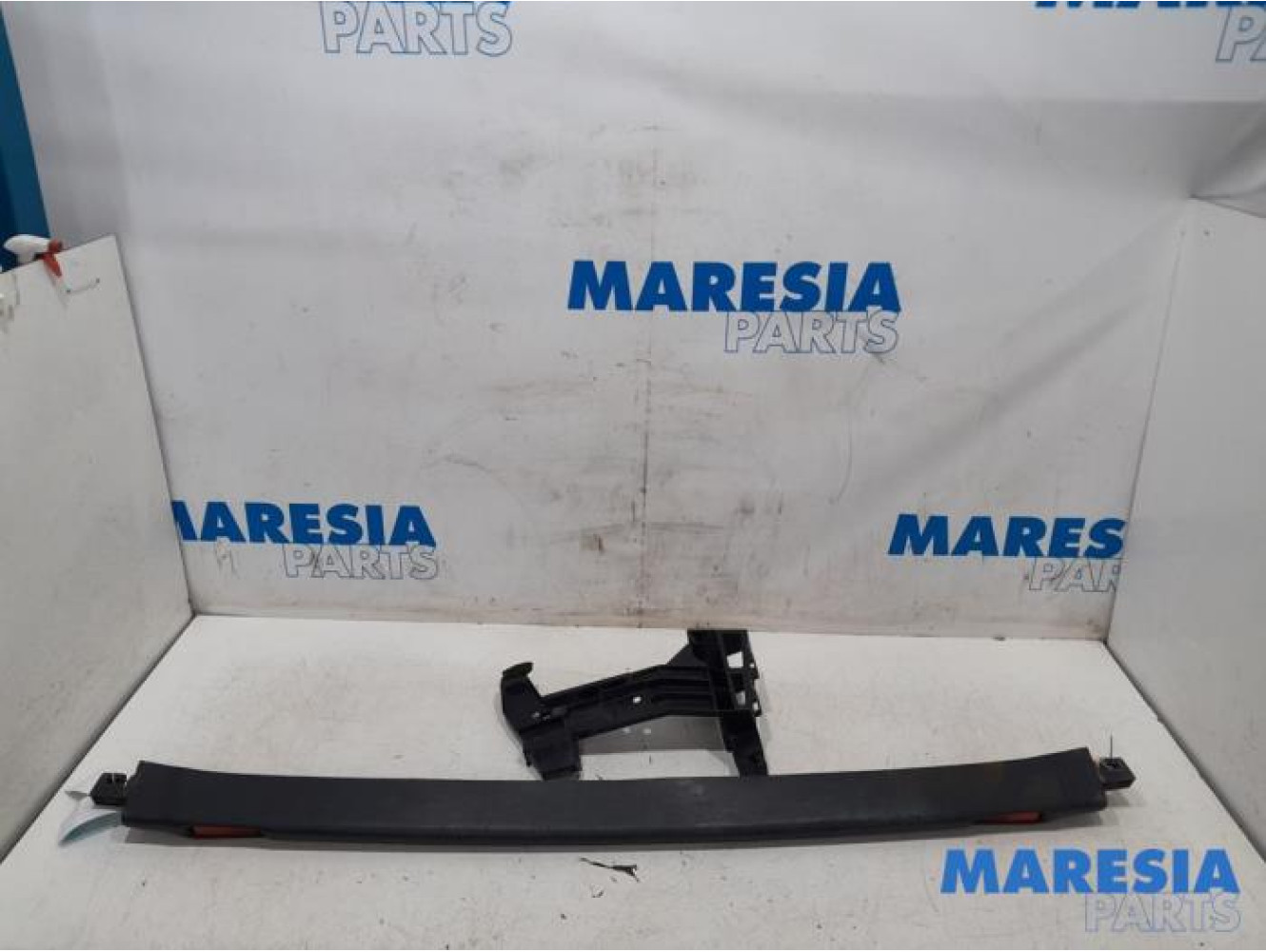 Renault - Master - Rear bumper component, central