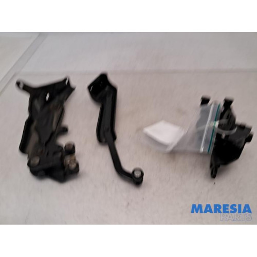 Fiat - Doblo - Sliding door roller, right