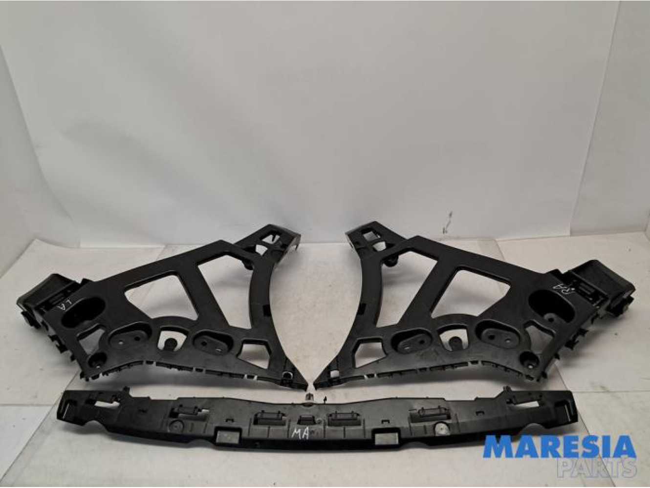 Renault - Megane - Rear bumper bracket central