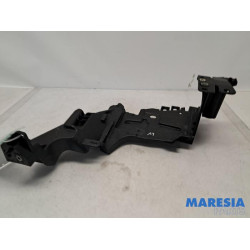 Renault - Megane - Front bumper bracket, left