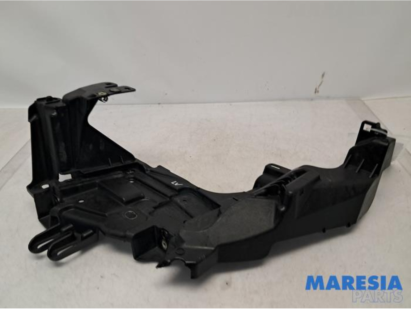 Renault - Megane - Front bumper bracket, left